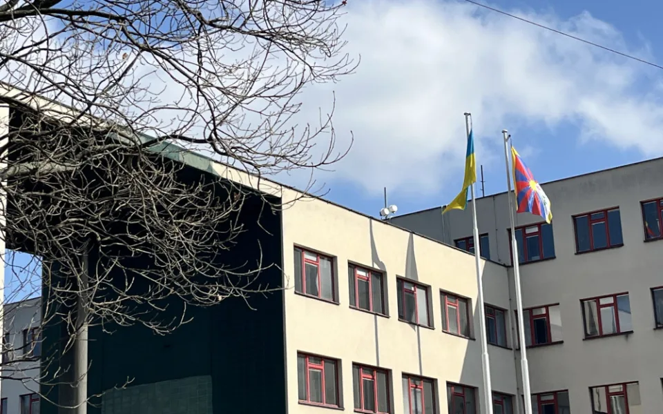 Tibetská vlajka se opět vlní před budovou hradeckého magistrátu