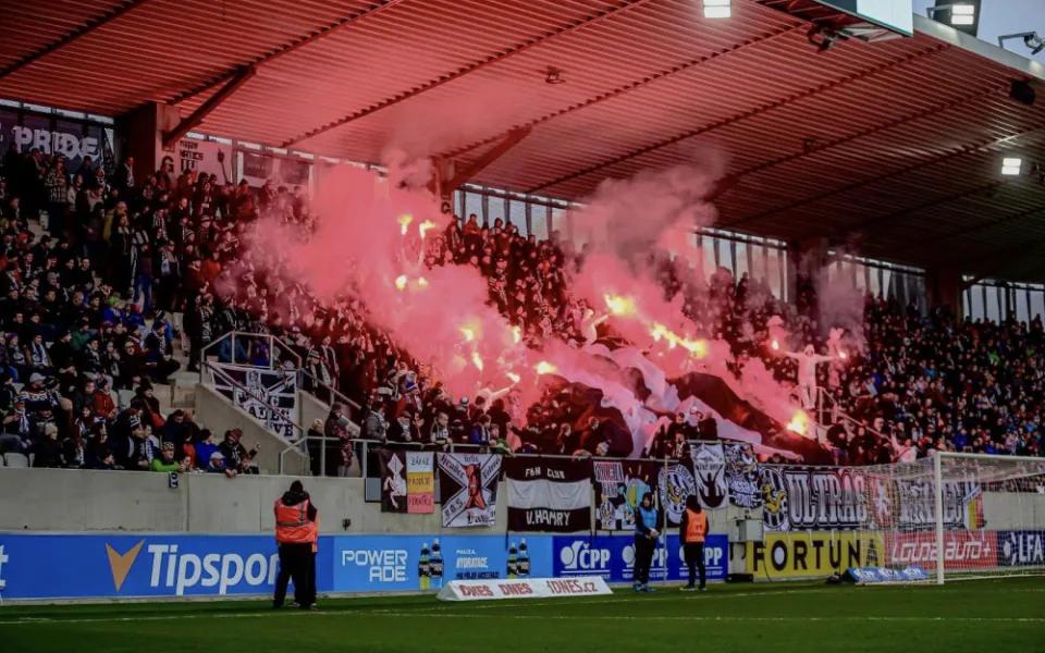 Při fotbalovém derby v Hradci Králové bylo zadrženo osm lidí