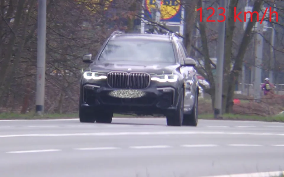 Řidič BMW dvojnásobně překročil rychlost. Hradcem Králové se hnal rychlostí 123 kilometrů v hodině.