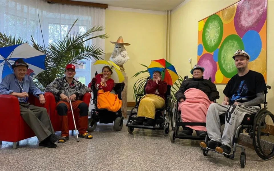 Parta vozíčkářů z Hořic chce vyrazit k moři. Na jejich sen se skládá veřejnost