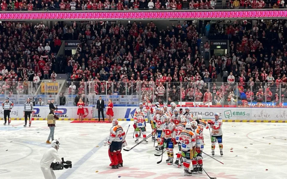 První čtvrtfinálové utkání extraligy vyhrály Pardubice. Rozhodlo se v prodloužení