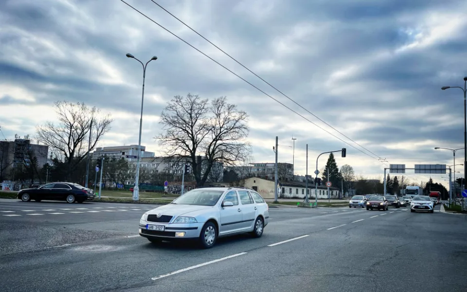 Silničáři na Miletě asfaltují, mění semafory a značky