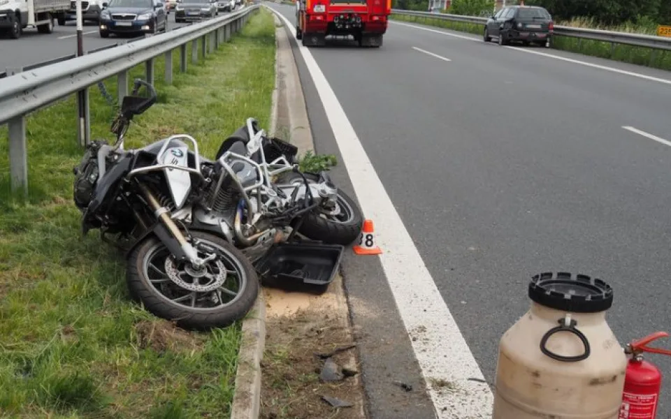 size3-1593171382139-124-ridic-octavie-srazil-na-dalnici-jednasedmdesatileteho-motorkare-na-misto-letel-vrtulnik