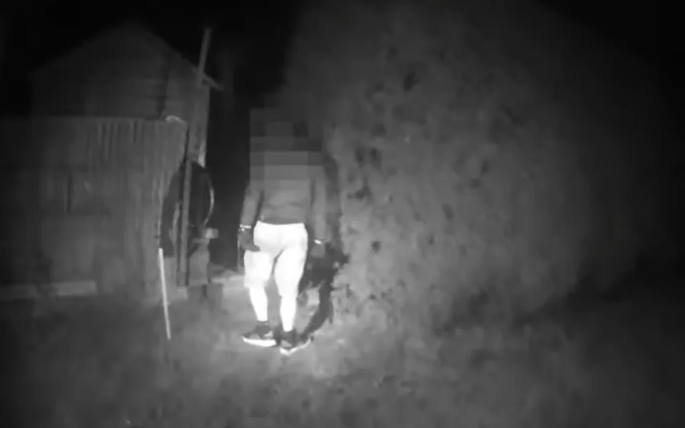 Po neúspěšném vloupání do zahradního domku se schoval v křoví. Tam ho vyčuchal policejní pes