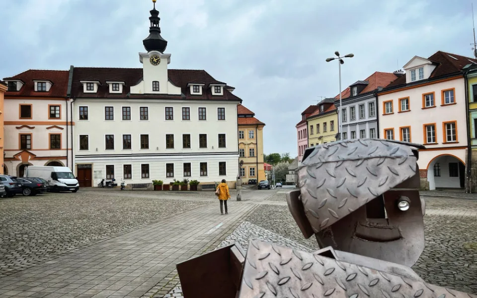 Malé náměstí v Hradci Králové dnes ožije Sousedáním