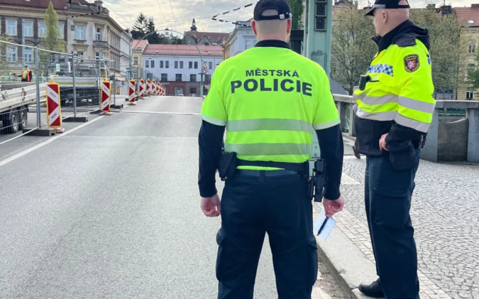 Za týden uzavírky Pražského mostu řešila policie 142 nerespektování zákazu vjezdu