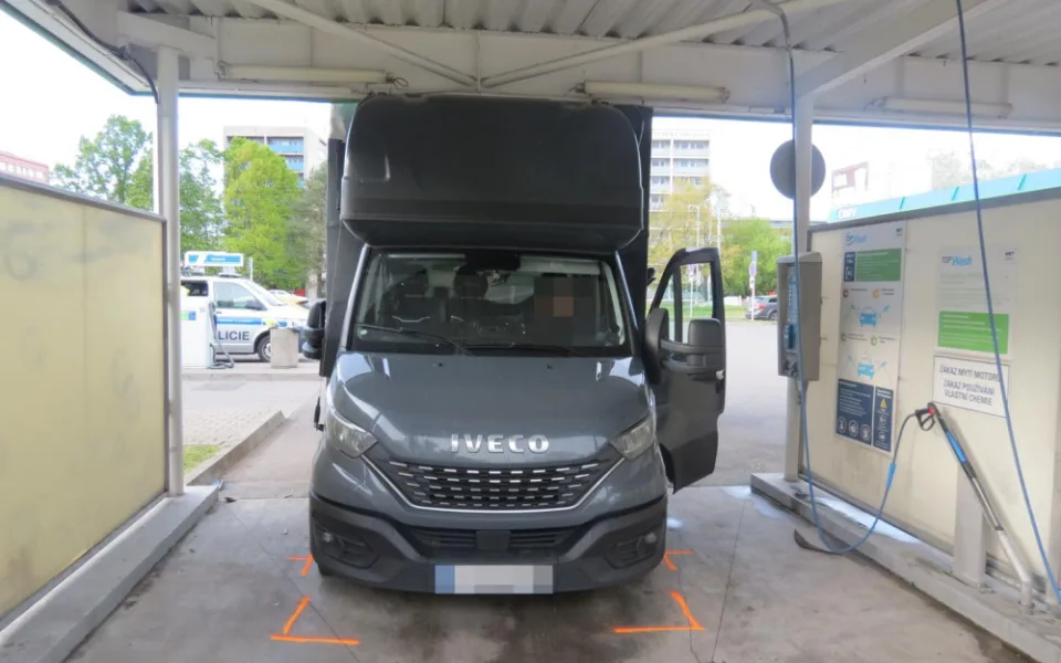 Řidič dodávky se zasekl pod střechou mycího boxu na hradecké čerpací stanici