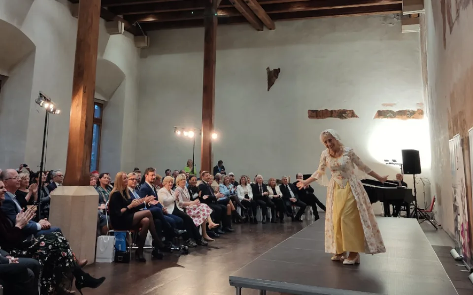 FOTOGALERIE: Netradiční přehlídka historických kostýmů připomněla závažnost rakoviny. Modely se stali sami pacienti