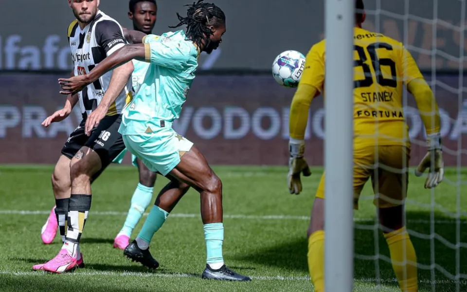 Slavia rozhodla v Hradci Králové před přestávkou. Trpišovský vylepšil rekord