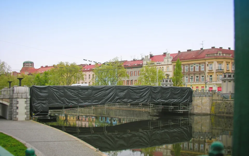 Pražský most v Hradci Králové pod plachtami. Chrání okolní prostředí