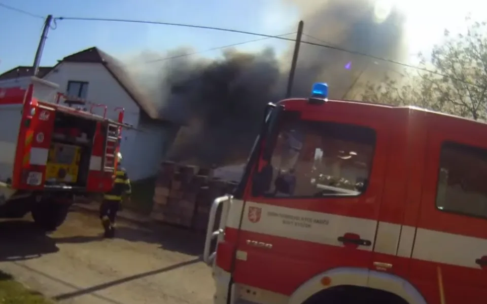 Policejní hrdinové na Hradecku. Z hořícího domu zachránili dva muže a vynesli plynové lahve