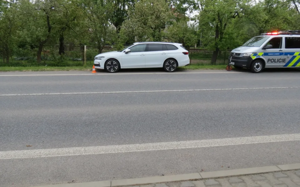 Agresivní řidič nejdřív vybržďoval a následně způsobil nehodu. Z místa ujel
