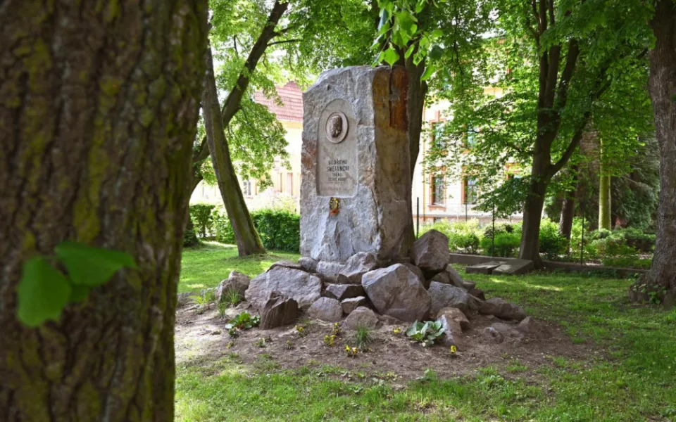 Dvorský pomník Bedřicha Smetany prokoukl. Město připraví oslavu 200 let od narození skladatele