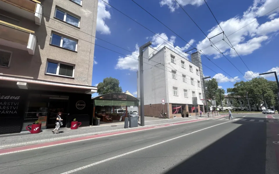 Zeleninový stánek v mezeře mezi domy na hradecké Dukelské třídě bude vystřídán domem pro studenty