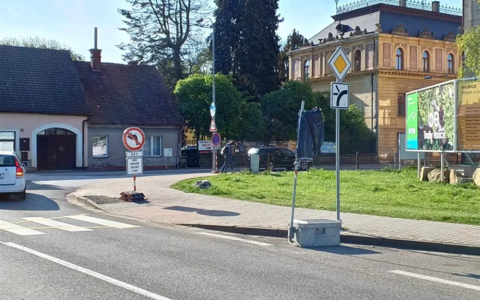 U Batalionu v Hořicích řidiči nově jezdí podle semaforů. Omezení potrvá do konce měsíce