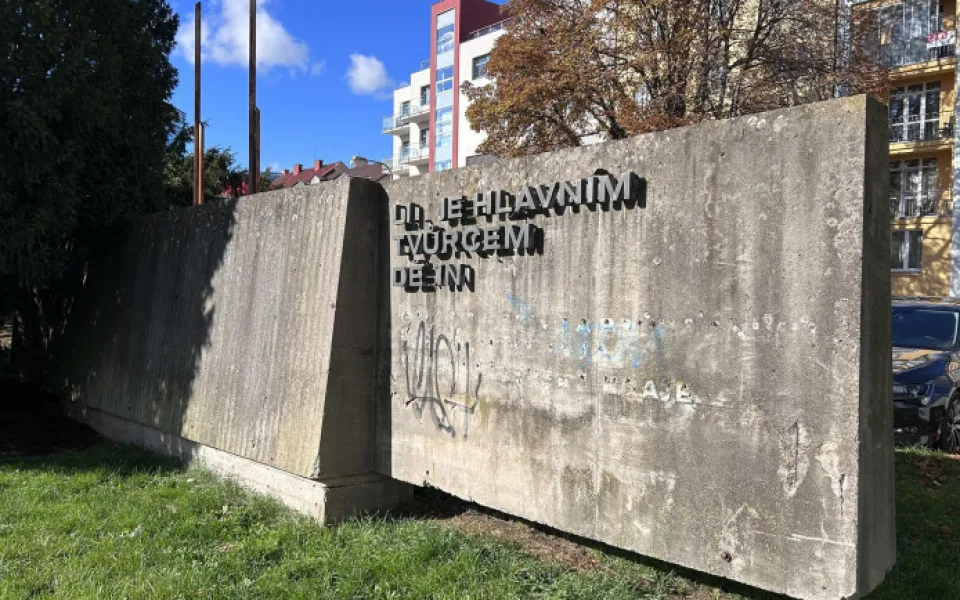 V Hradci Králové se rozjíždí soutěž o nové využití socialistického monumentu u Koruny