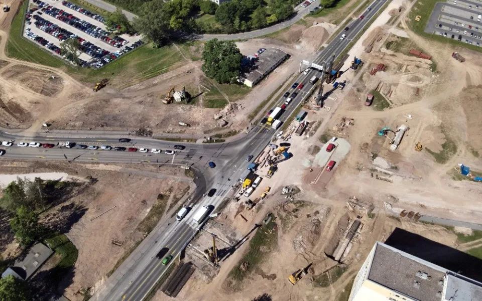Na hradecké Miletě pokračuje vrtání pilot a řeší se kanalizace
