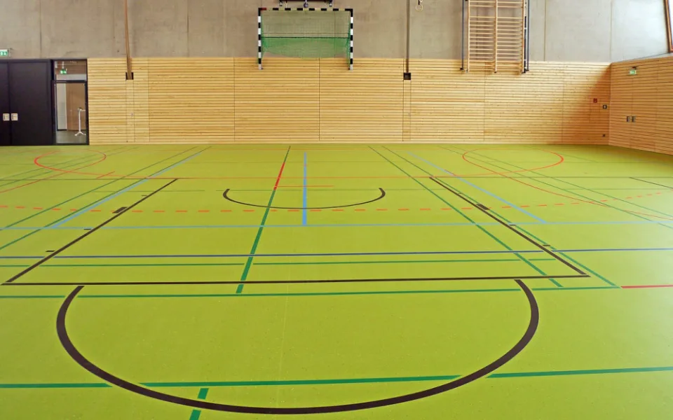 Sportovní hala v Jičíně dostane novou podlahu za více než jeden milion korun