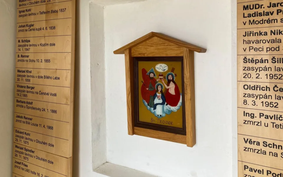 Turisté v Krkonoších narazí na několik podmaleb. Zdobí významné památky
