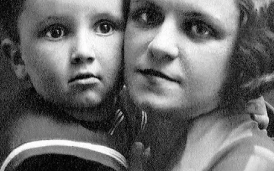 Evženie Věsniková se synem Jevgenijem. Archiv rodiny Věsnikových