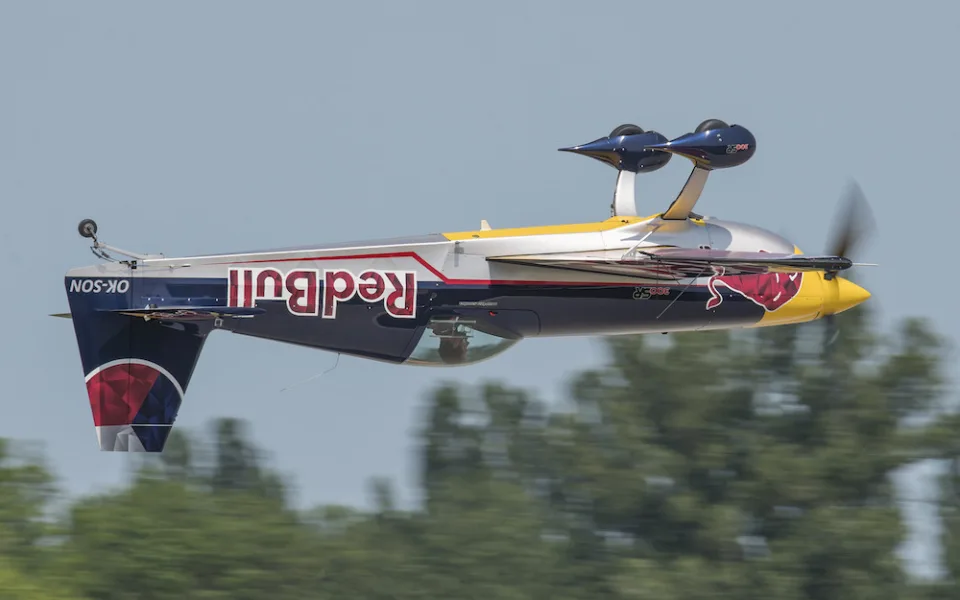Aviatická pouť nabídne gripeny, akrobacii nebo vzácná historická letadla. Přiletí i skokan z vesmíru Felix Baumgartner.
