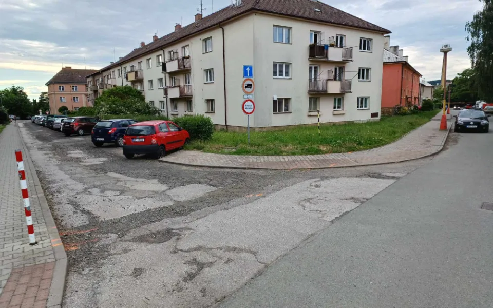Začíná rekonstrukce Zborovské ulice v Hořicích. Místní čekají komplikace v dopravě i s parkováním