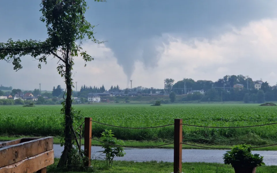 Voda na Hradecku zaplavila ulice i sklepy. Lidé u Jaroměře viděli úkaz podobný tornádu