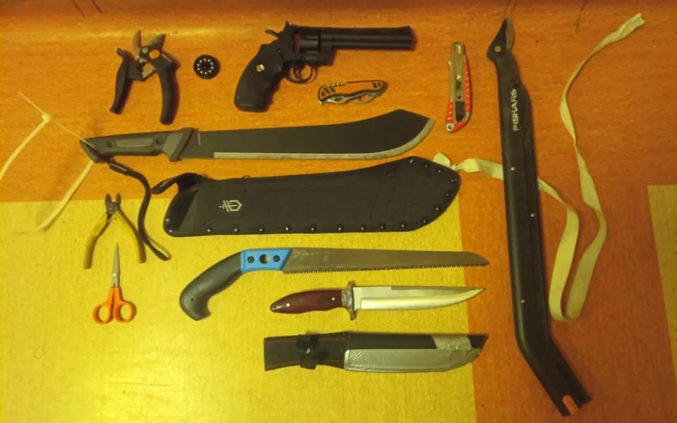 Psychicky nemocný muž měl u sebe mačetu, nože i vzduchový revolver. Nastoupila na něj zásahovka
