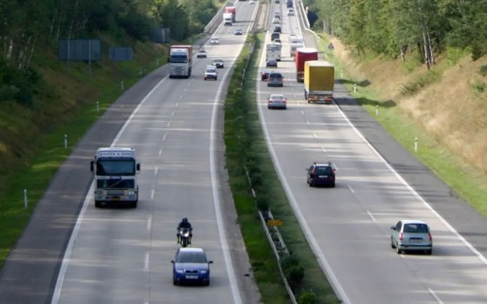 Dvůr Králové prodá silničářům za desítky milionů pozemky pro stavbu D11