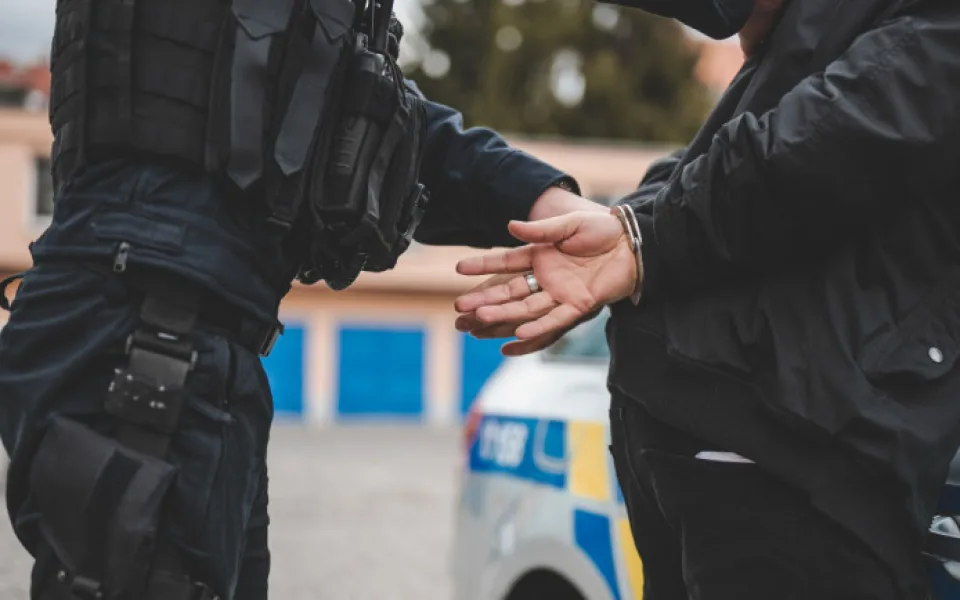 Policie zadržela muže, který natáčel dětskou pornografii. Nezletilé nabádal k pohlavnímu styku