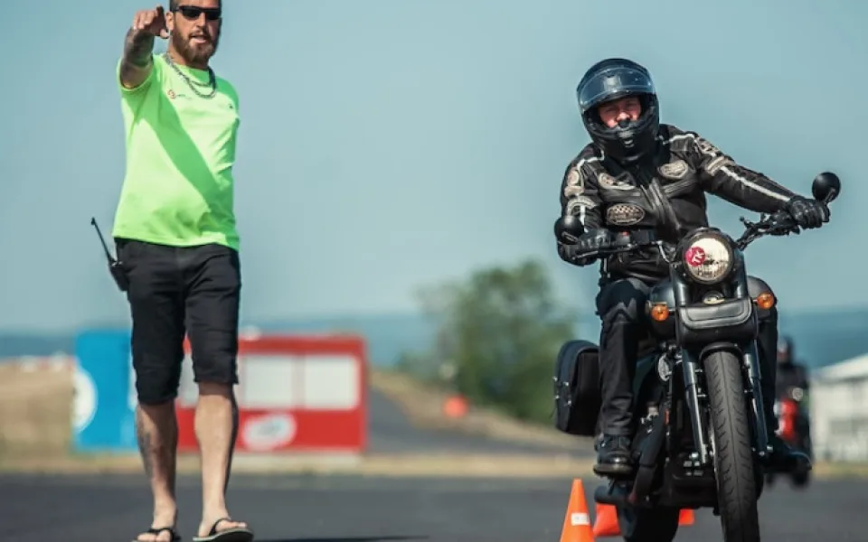 V prvních měsících roku zemřelo 23 motorkářů, těžce zraněných je téměř stovka. Zlepšit situaci pomohou specializované kurzy i unikátní videa