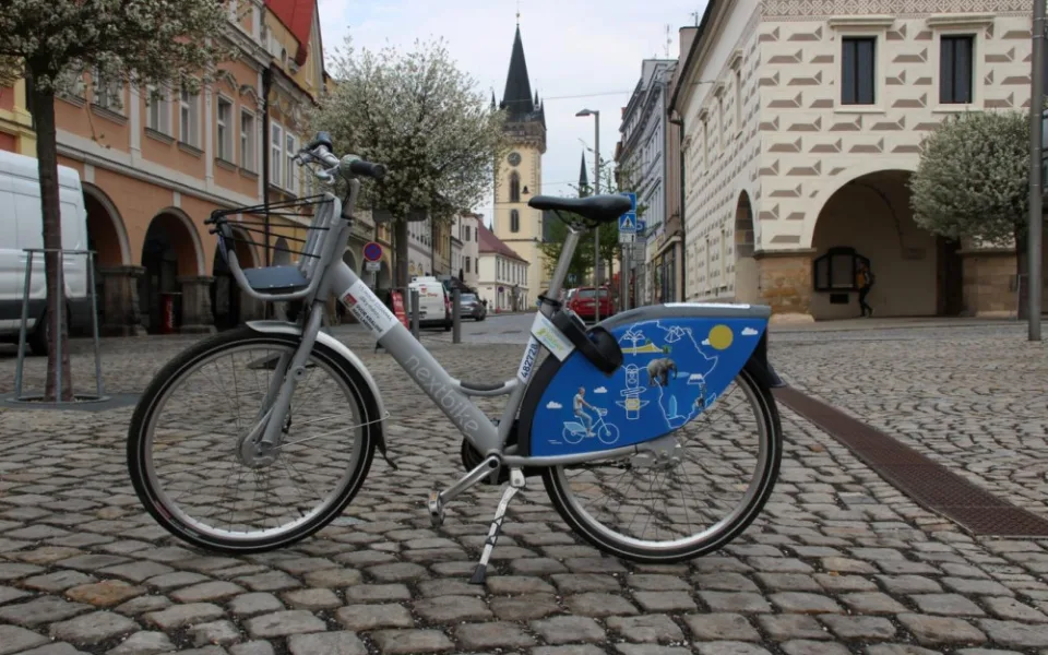 Dvůr Králové rozšiřuje síť stanovišť pro sdílená kola. Projekt má ve městě úspěch