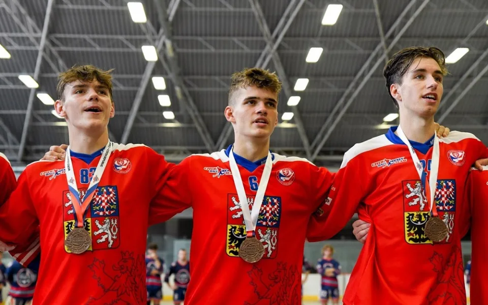 Lukáš Černý (uprostřed) při zisku zlaté medaile