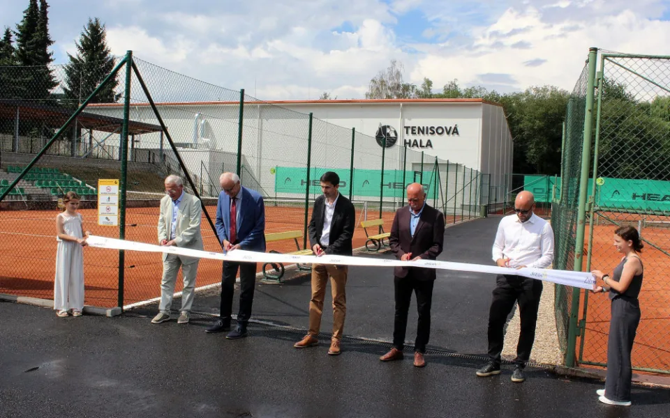 Jičín má novou sportovní halu. Sloužit bude pro tenis, badminton a další sporty