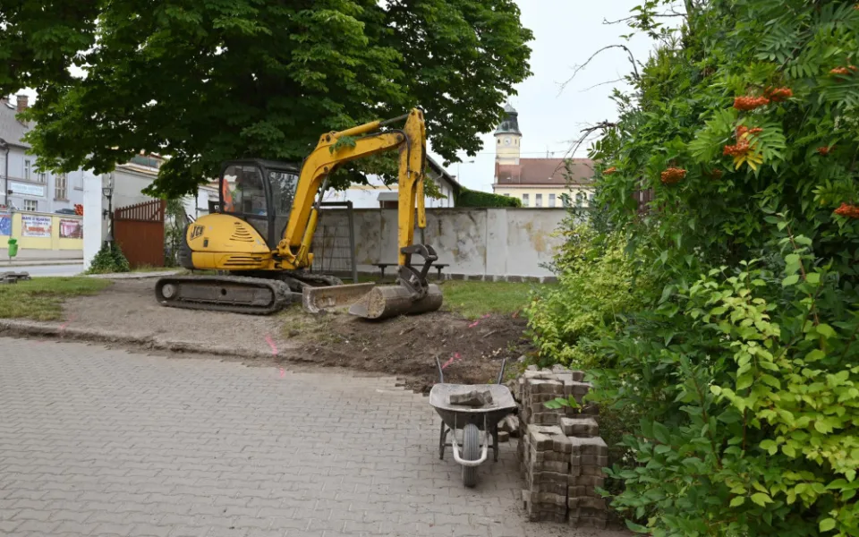 Dvůr Králové se pustil do revitalizace parčíku vedle křižovatky u lázní