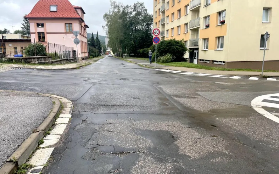 Trutnov nechá opravit ulici Vítězslava Nováka. Celé léto budou práce komplikovat dopravu místním