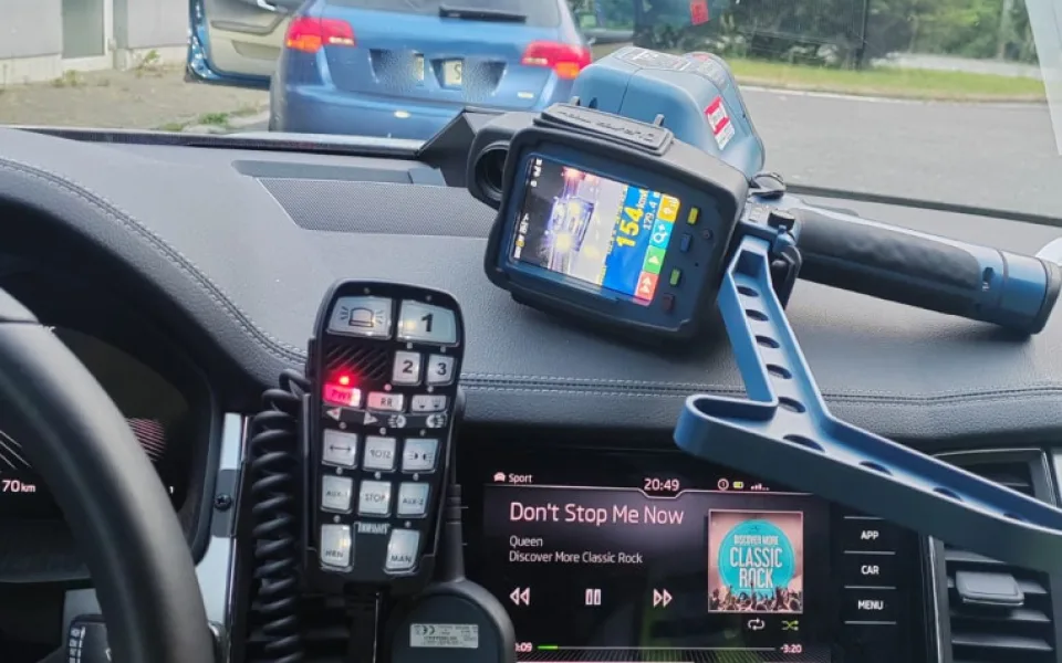 Policisté v autě poslouchali Don´t Stop Me Now. V tu chvíli se kolem nich prohnal řidič rychlostí 150km/h