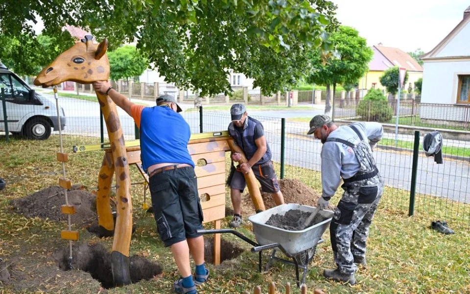 Dvůr Králové plní závazky z předchozího ročníku participativního rozpočtu. Rozšiřuje dětské hřiště