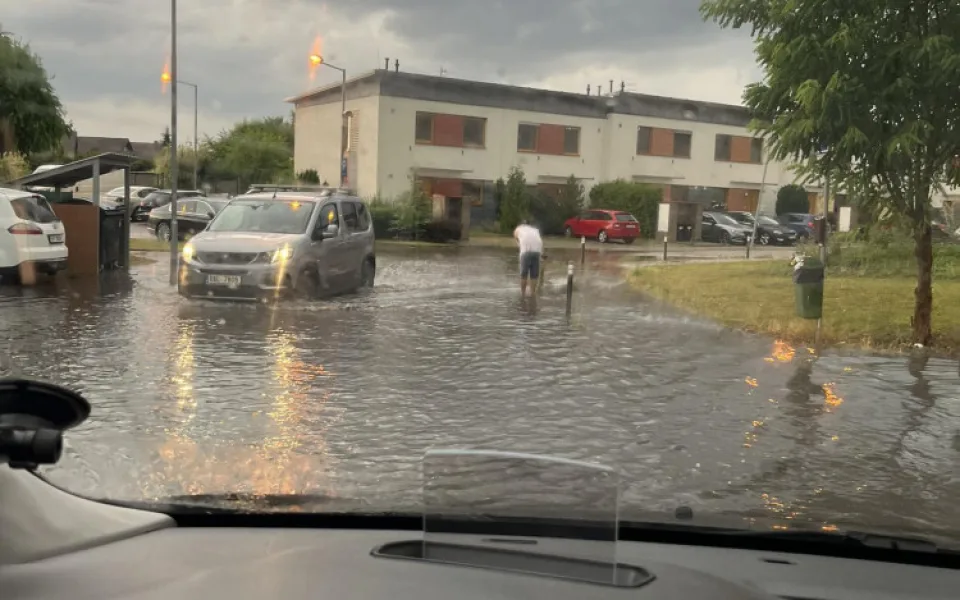 Bouřky pustoší Královéhradecký kraj. Hasiči zasahují u desítek událostí