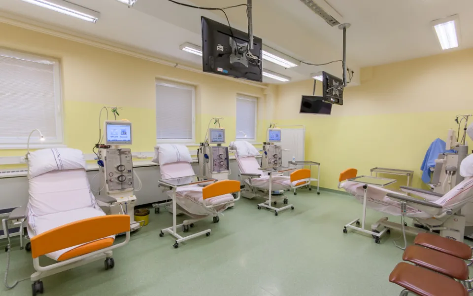 Náchodská nemocnice si připomíná 30 let od zavedení dialýzy. Tenkrát šlo pokrokovou medicínu