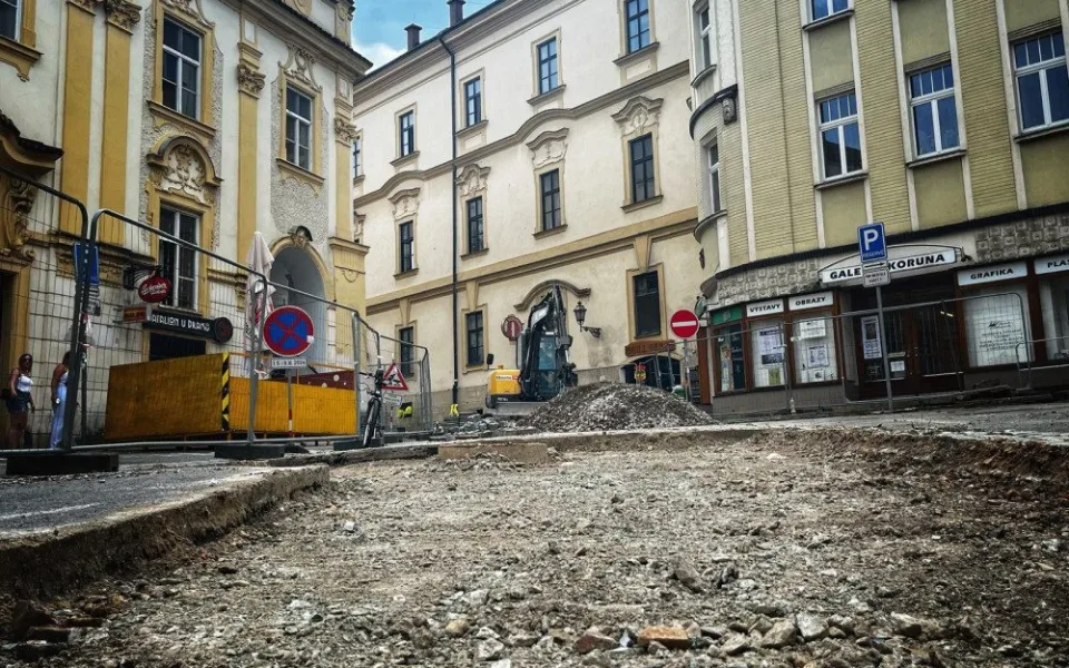 Kopeček z hradeckého Velkého náměstí bude opět průjezdný v polovině srpna