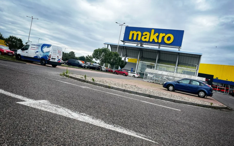 Hradecké Tesco a Makro spojí silnice, její stavba právě začíná