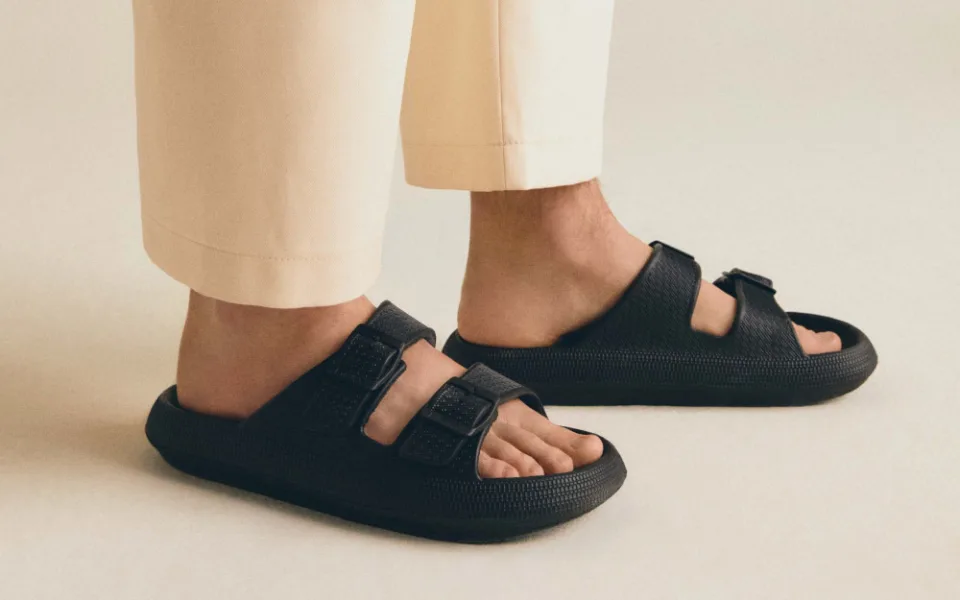 Flip-flopy pro muže: Mohou se nosit s dlouhými kalhotami?