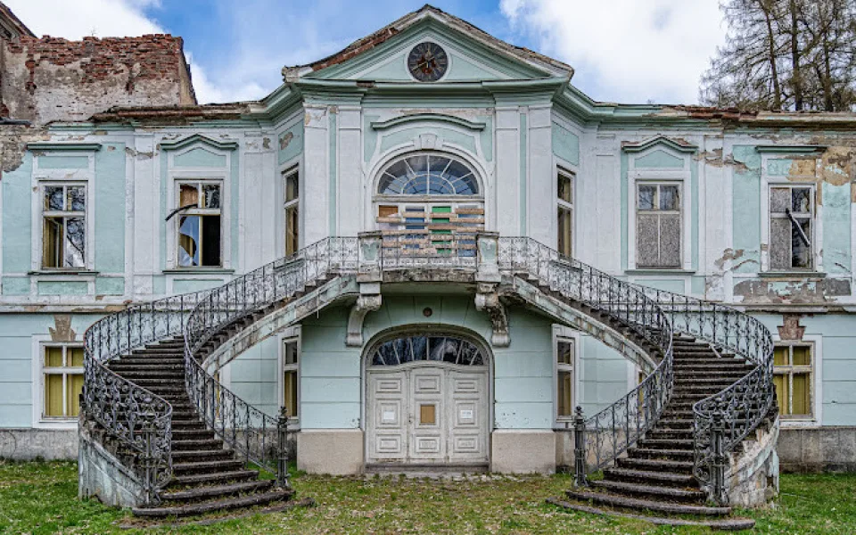 Vyhořelý zámek v Horním Maršově má nového majitele. Chce tam domov pro seniory