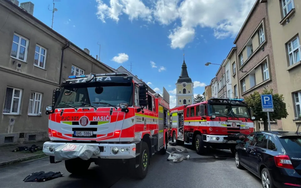 Požár domu v Jičíně si vyžádal lidský život. Další dva jsou ve vážném stavu