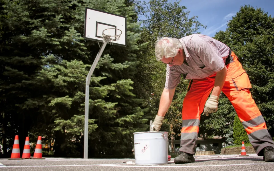 Hradec Králové nechal obnovit staré betonové plochy. Nyní opět slouží jako hřiště