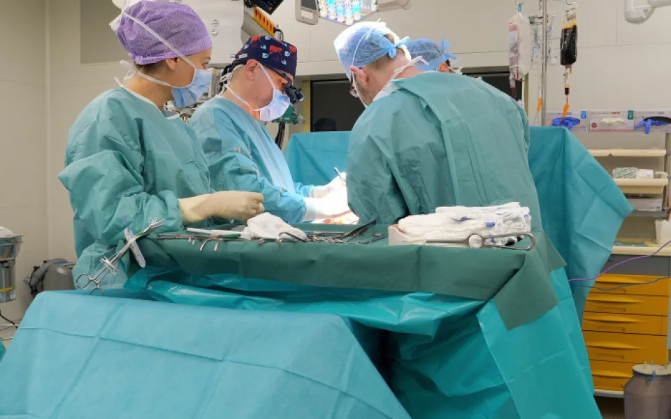 Lékaři v IKEM jako první na světě transplantovali pacientovi všechny břišní orgány a stěnu od různých dárců