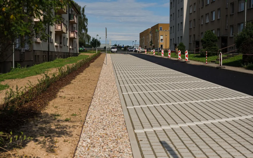 Zborovská ulice v Hořicích má nový povrch i parkovací místa