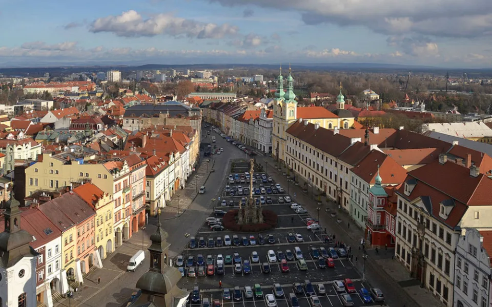 Nad Velkým náměstím létá dron Čestmír. Jeho úkolem je mapovat teplotu