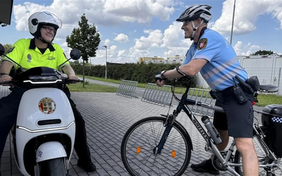 Strážníky městské policie v Hradci Králové nově potkáme na elektroskútrech